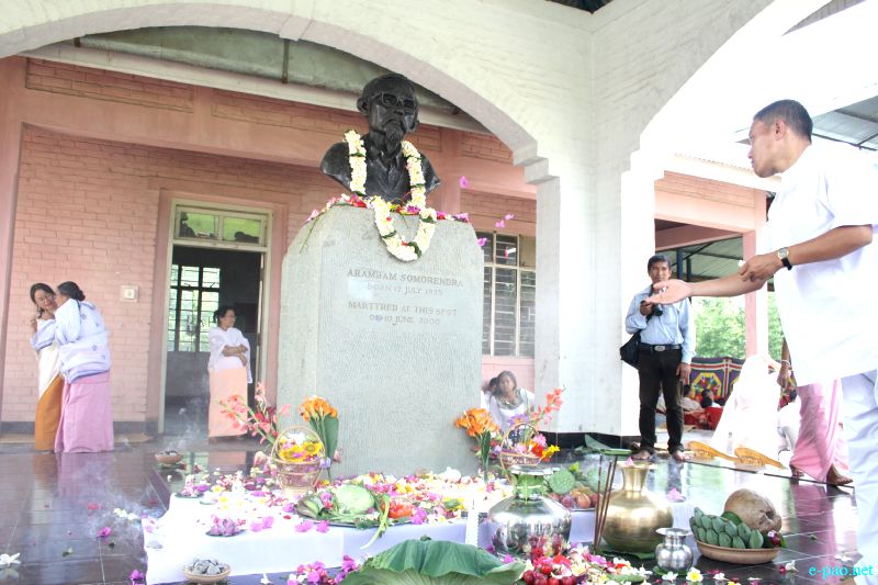 'Heikat Leikat pa' Floral tribute on Arambam Somorendra Memorial day at Salangthong :: June 10 2012