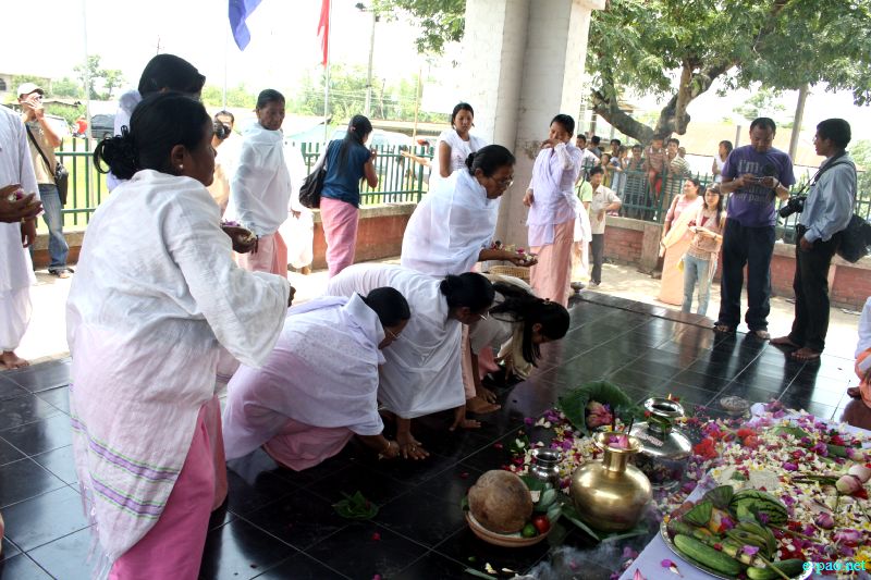 'Heikat Leikat pa' Floral tribute on Arambam Somorendra Memorial day at Salangthong :: June 10 2012