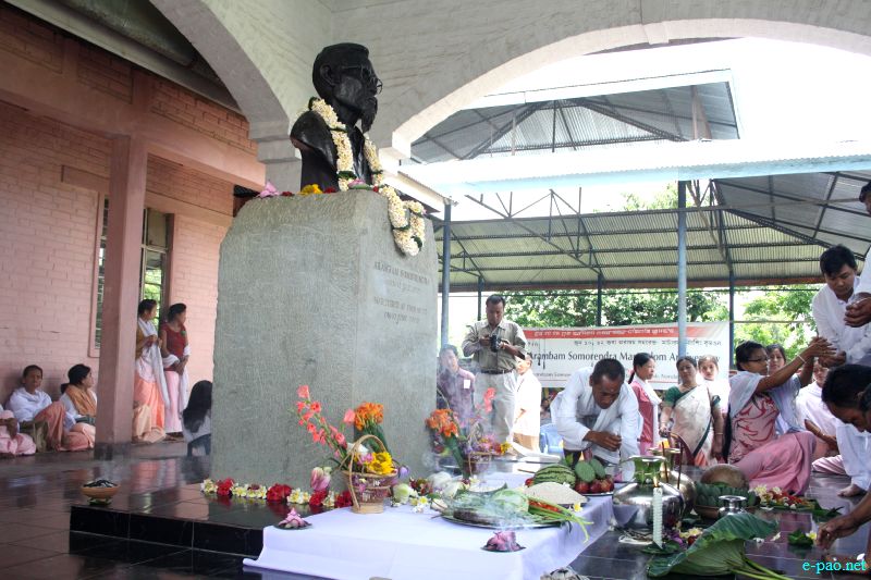 'Heikat Leikat pa' Floral tribute on Arambam Somorendra Memorial day at Salangthong :: June 10 2012