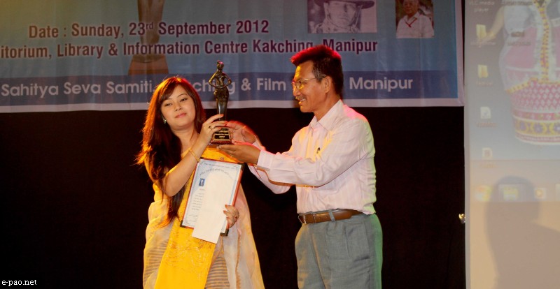 Pusparani Huidrom receiving Khomdonsana Best Singer Female Award 2012 at Kakching :: September 23 2012