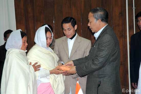 CM distributes ex-gratia to Pourabi Bomb Blast's victim :: January 2008