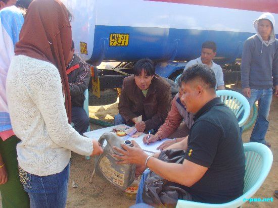 Distribution of Kerosene at Soibam Leikai :: 14 Jan 2009