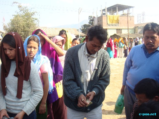 Distribution of Kerosene at Soibam Leikai :: 14 Jan 2009