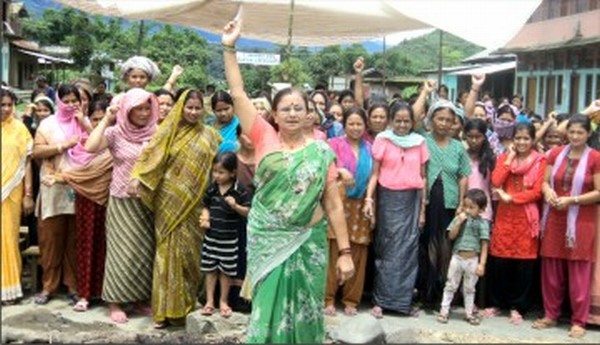 Womenfolk blocking the raod and raising slogans for district status on Sadar Hills along NH-2