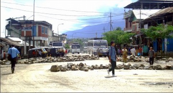 Boulders piled-up at Kangpokpi Bazar to enforce SHDDC-sponsored economic blockade