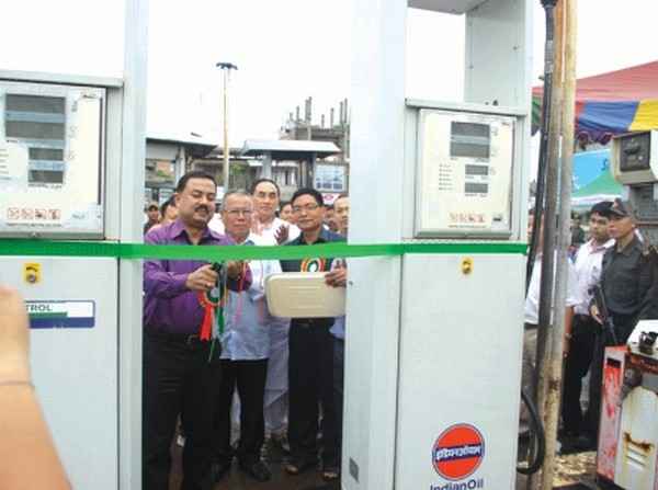 Minister Moirangthem Oken cutting ribbon to launch 24x7 service at JAS Gas, Uripok