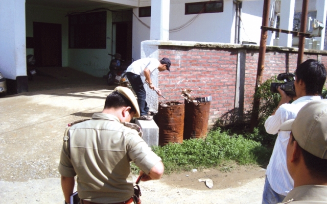 Manipur Police bomb experts searching the bomb on Hueiyen Lanpao office premises