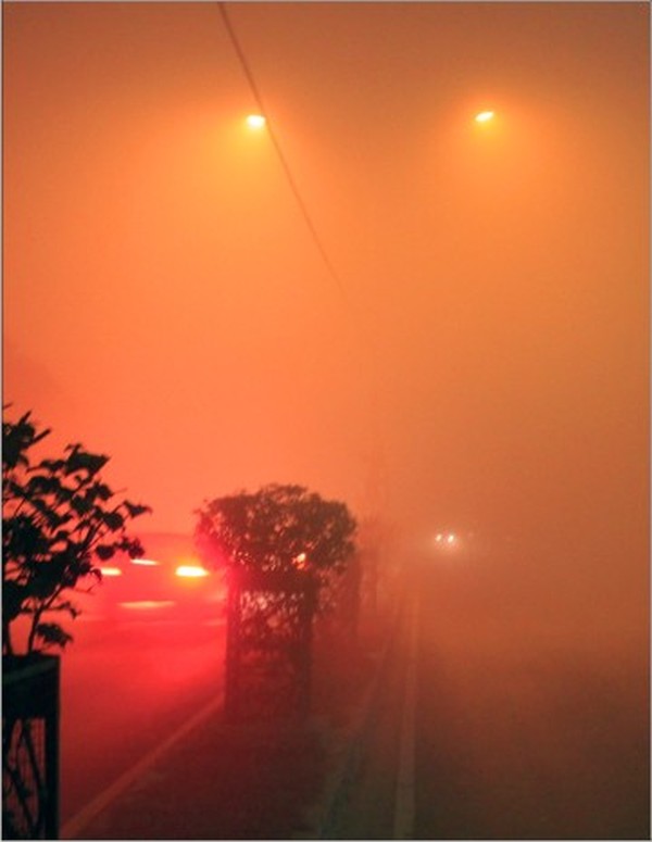 Thick smog enveloped Imphal city, especially along the airport road, reducing visibility to near zero :: Dec 11 2012