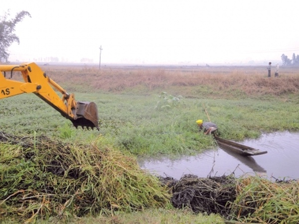An excavator of IFC Department being used in the dredging exercise of Waisel Maril