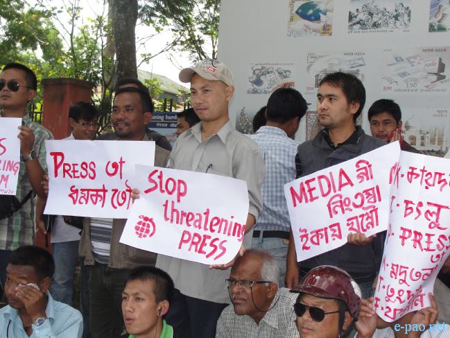 Journalists Protest against UGs' Pressure  :: 28 October 2010