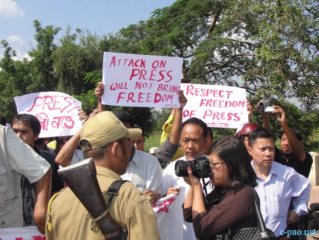 Journalists Protest against UGs' Pressure  :: 28 October 2010