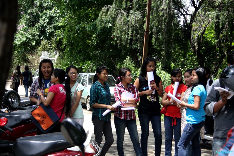 Students attending Mock Test at DMC Science for Pre Medical selection exam  :: 3 June 2012