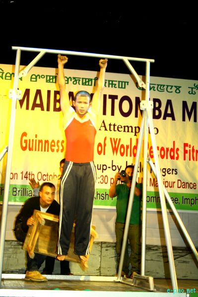 Maibam Itomba Meitei : Guinness world Record attempt in action pull up at JN Dance Academy, Imphal :: 14 October 2012