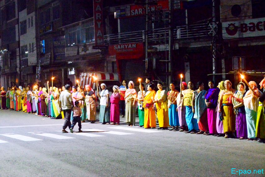 Women folk staged human-chain at various part of Imphal city :: 06th June 2023