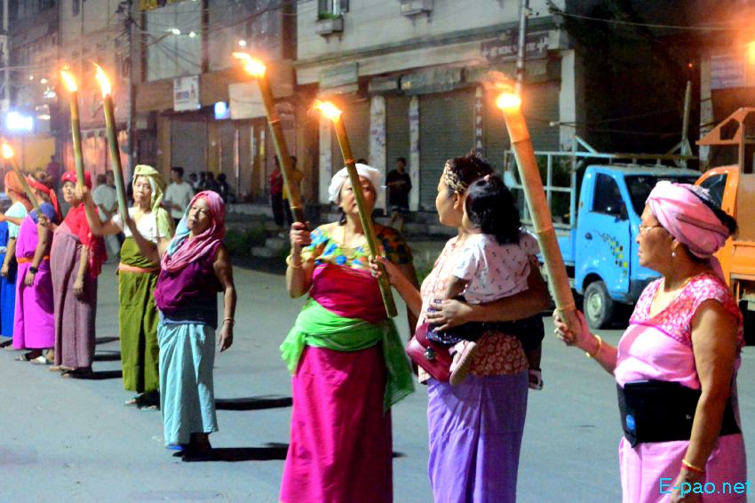 Women folk staged human-chain at various part of Imphal city :: 06th June 2023