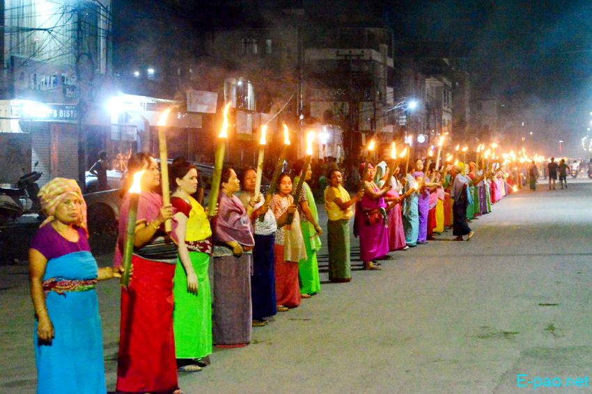 Women folk staged human-chain at various part of Imphal city :: 06th June 2023