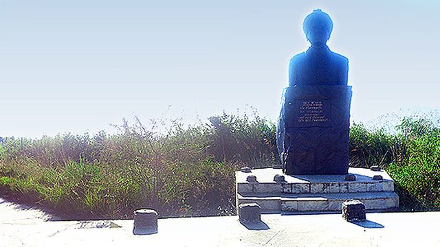 Statues at top of Cheiroaching, Chingmeirong :: 2009